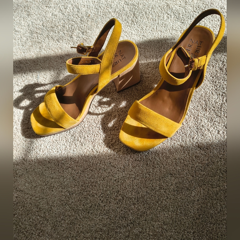 Like New Naturalizer Yellow Suede Block Heel Sandals 8.5 Wide